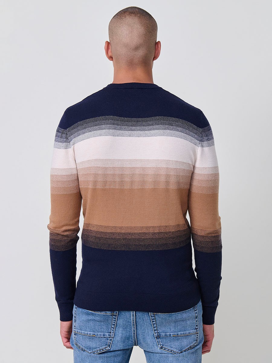 Jersey camel de hombre en tricot con cuello redondo y manga larga. Mezcla de viscosa, poliamida y poliéster, suave y versátil.