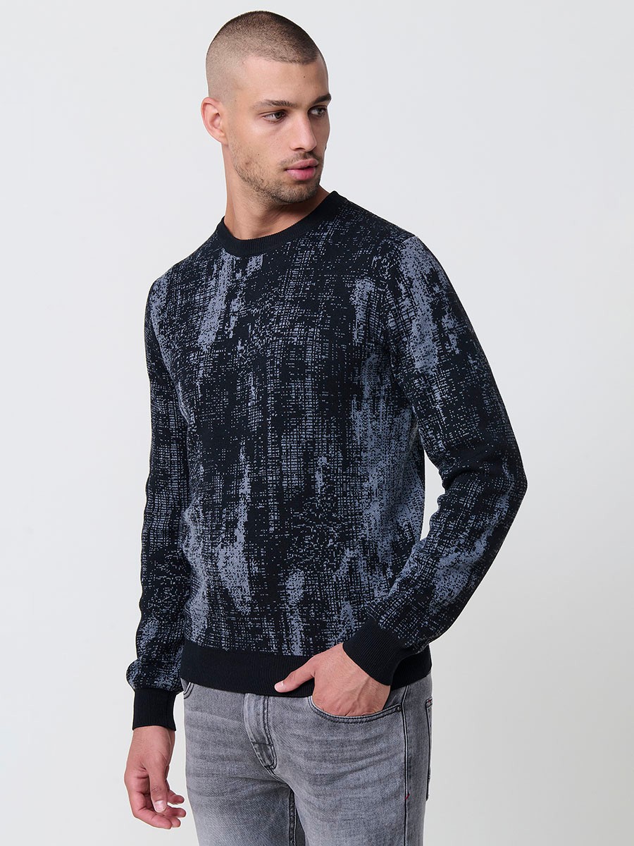 Jersey jaspeado negro de hombre en tricot con cuello redondo y manga larga. Tejido mezcla de algodón y poliéster, cómodo y moderno.