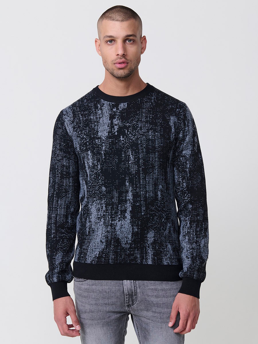 Jersey jaspeado negro de hombre en tricot con cuello redondo y manga larga. Tejido mezcla de algodón y poliéster, cómodo y moderno.
