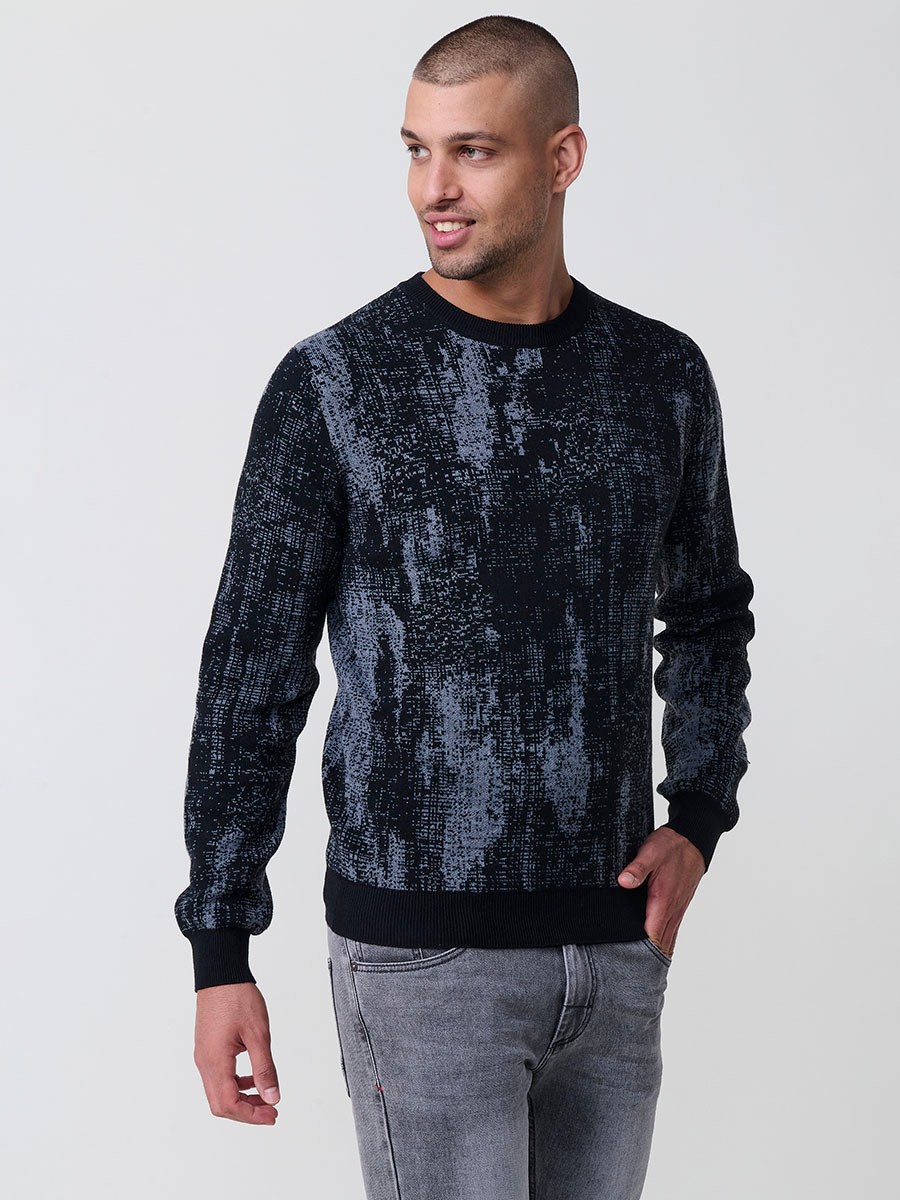 Jersey jaspeado negro de hombre en tricot con cuello redondo y manga larga. Tejido mezcla de algodón y poliéster, cómodo y moderno.