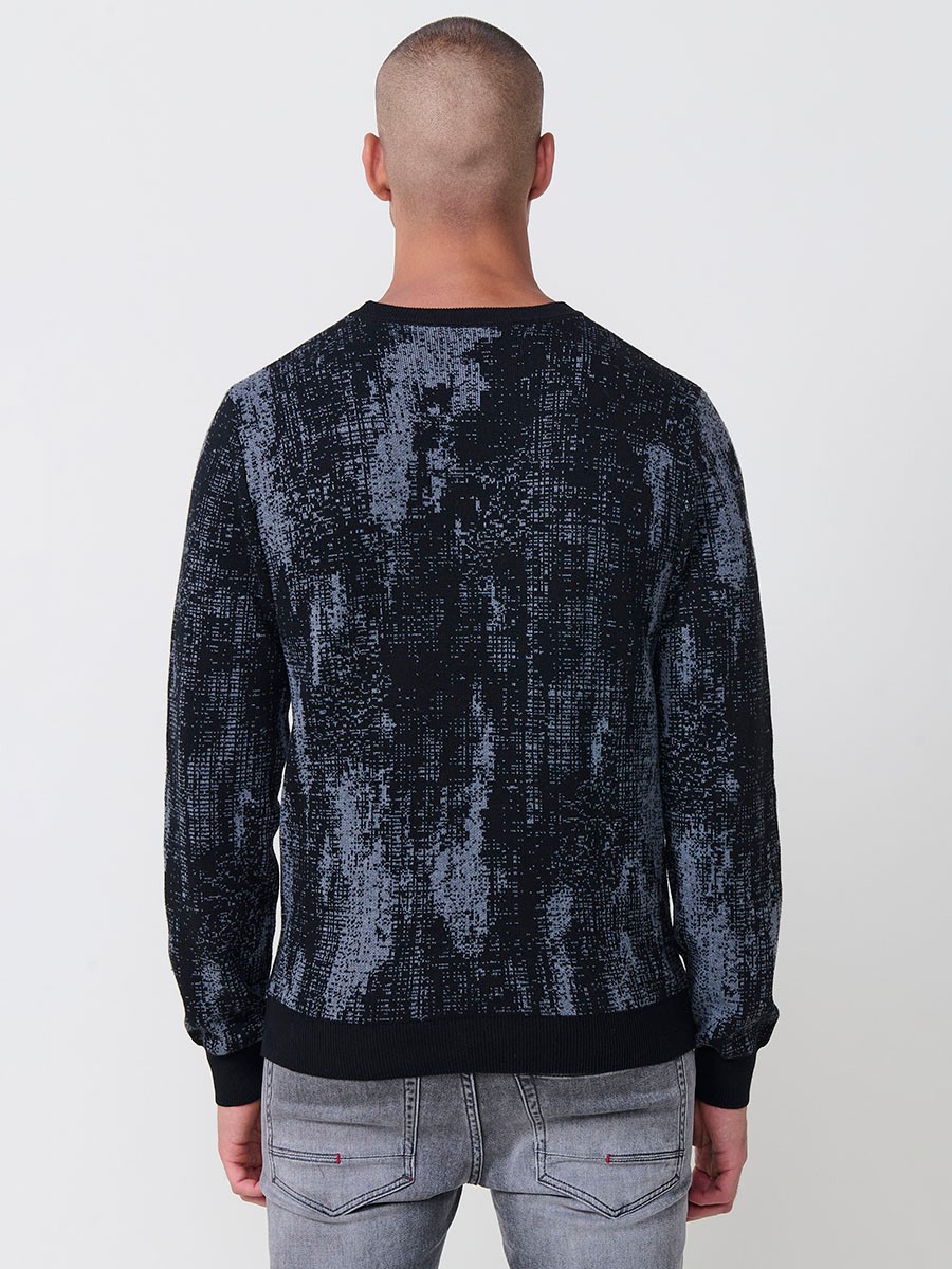 Jersey jaspeado negro de hombre en tricot con cuello redondo y manga larga. Tejido mezcla de algodón y poliéster, cómodo y moderno.