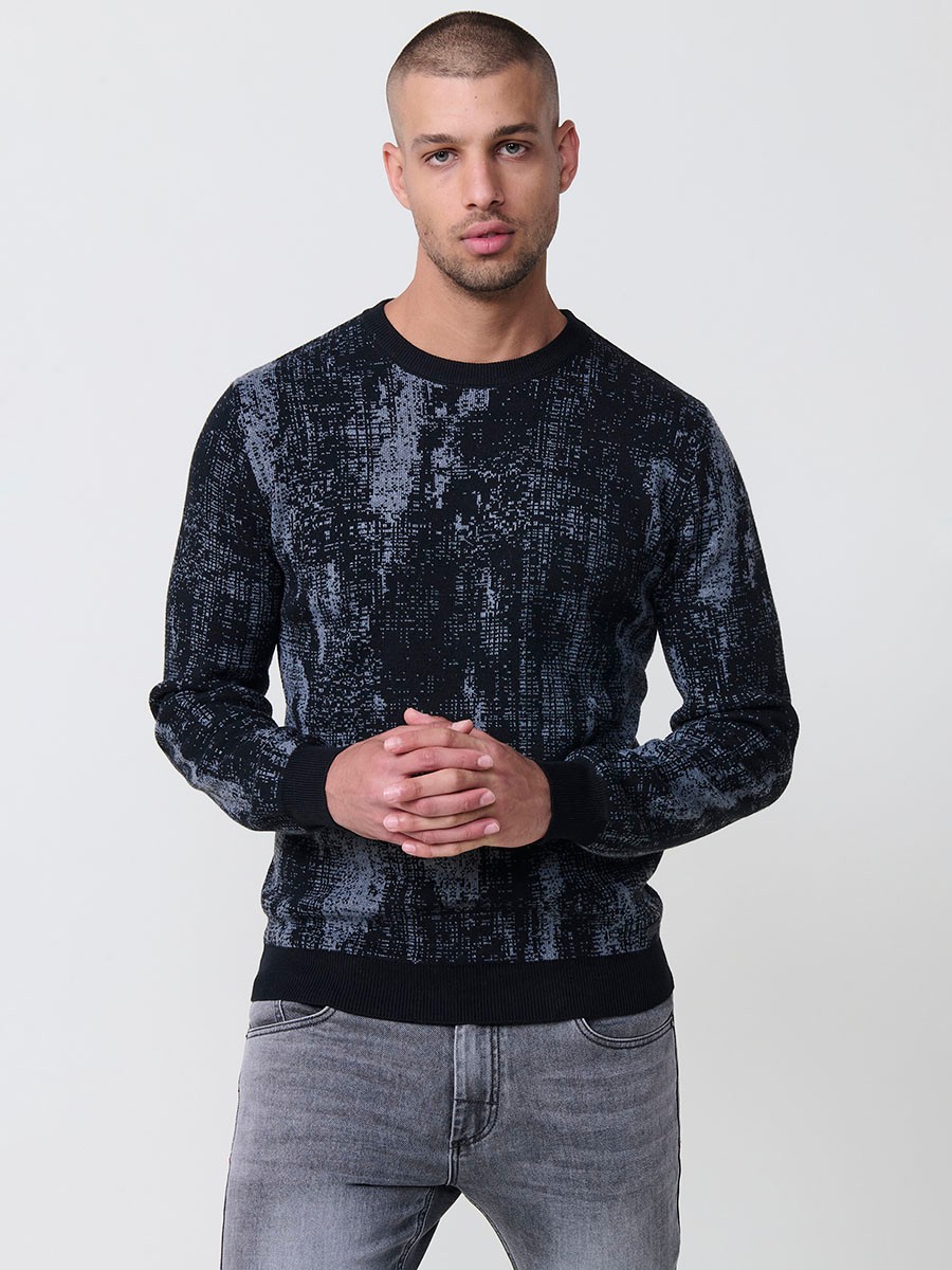 Jersey jaspeado negro de hombre en tricot con cuello redondo y manga larga. Tejido mezcla de algodón y poliéster, cómodo y moderno.