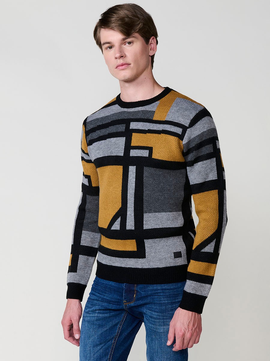 Jersey ocre de hombre en tricot con cuello redondo y manga larga. Tejido 100% acrílico, cómodo, versátil y atemporal.