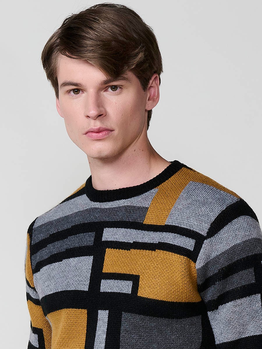 Jersey ocre de hombre en tricot con cuello redondo y manga larga. Tejido 100% acrílico, cómodo, versátil y atemporal.