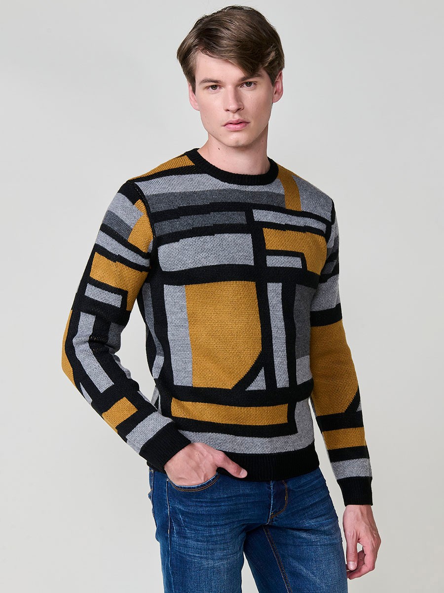 Jersey ocre de hombre en tricot con cuello redondo y manga larga. Tejido 100% acrílico, cómodo, versátil y atemporal.