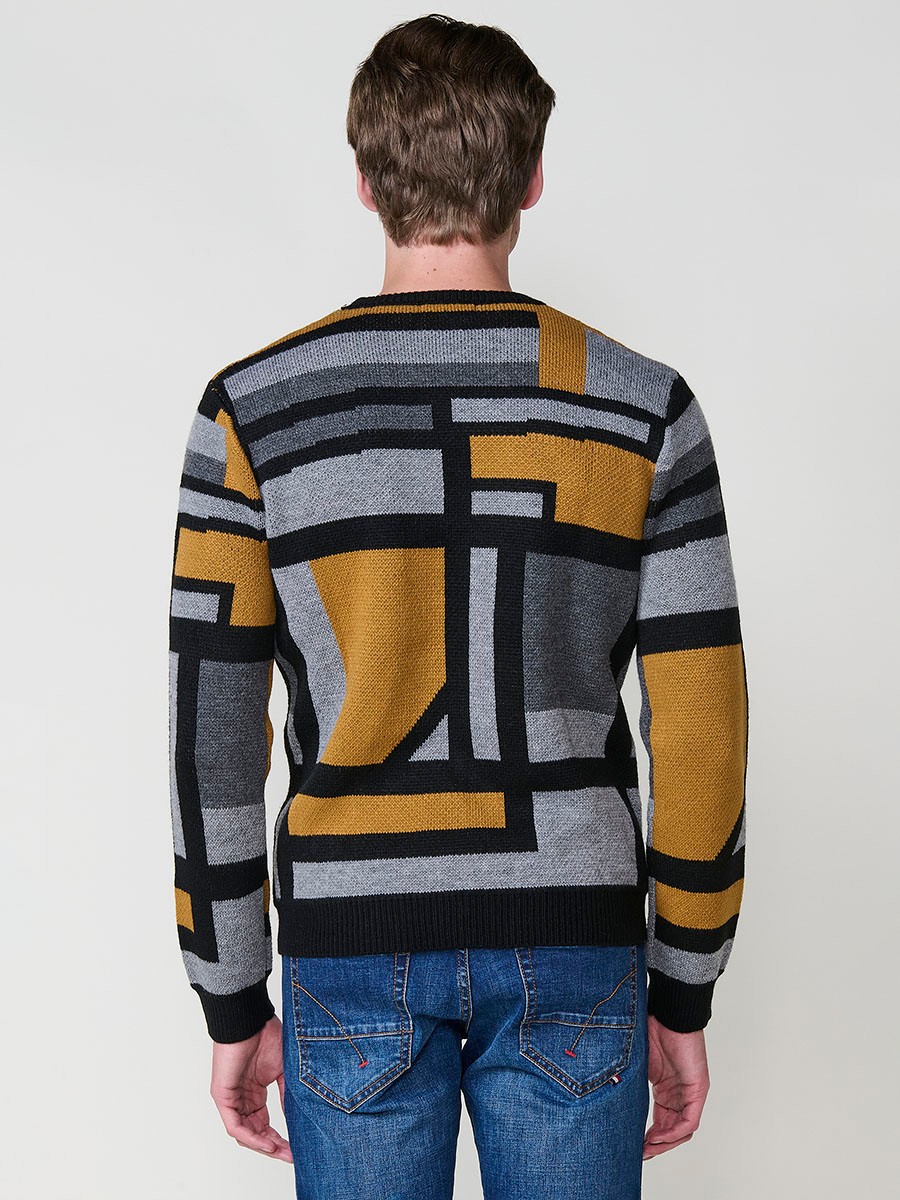 Jersey ocre de hombre en tricot con cuello redondo y manga larga. Tejido 100% acrílico, cómodo, versátil y atemporal.