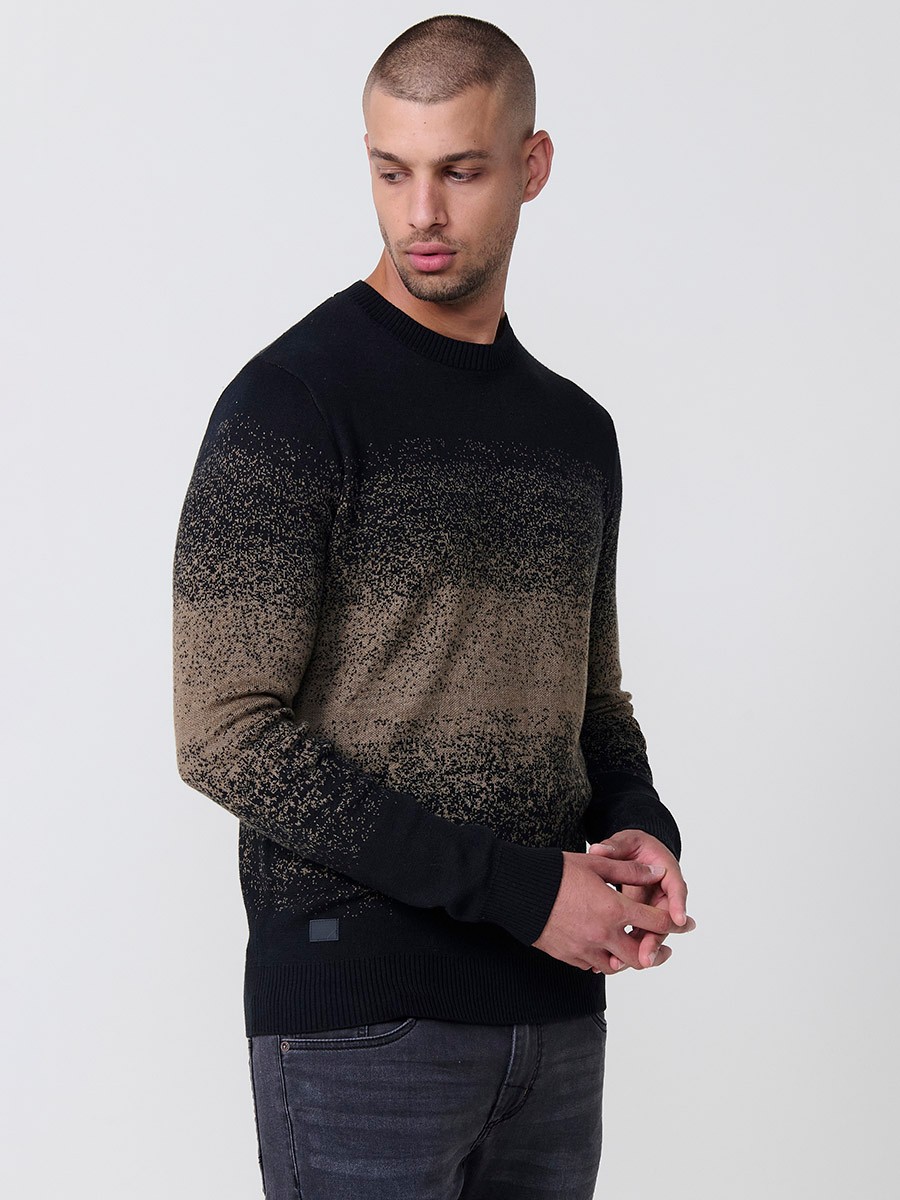 Jersey visón de hombre en tricot con cuello redondo y manga larga. Tejido 100% acrílico, cómodo, versátil y atemporal.