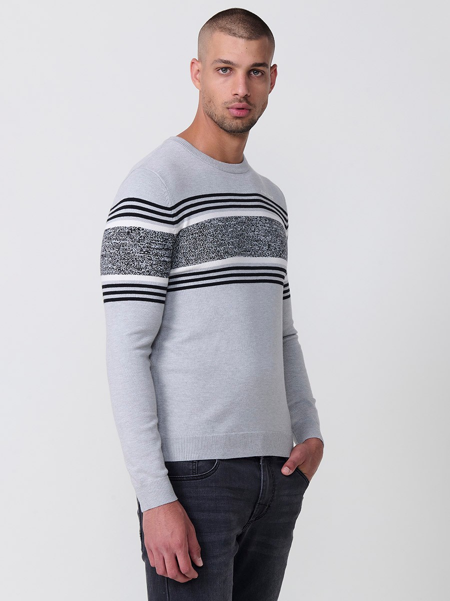Jersey gris de hombre en tricot con cuello redondo, manga larga y detalle de rayas centrales. Mezcla de viscosa, poliamida y poliéster.