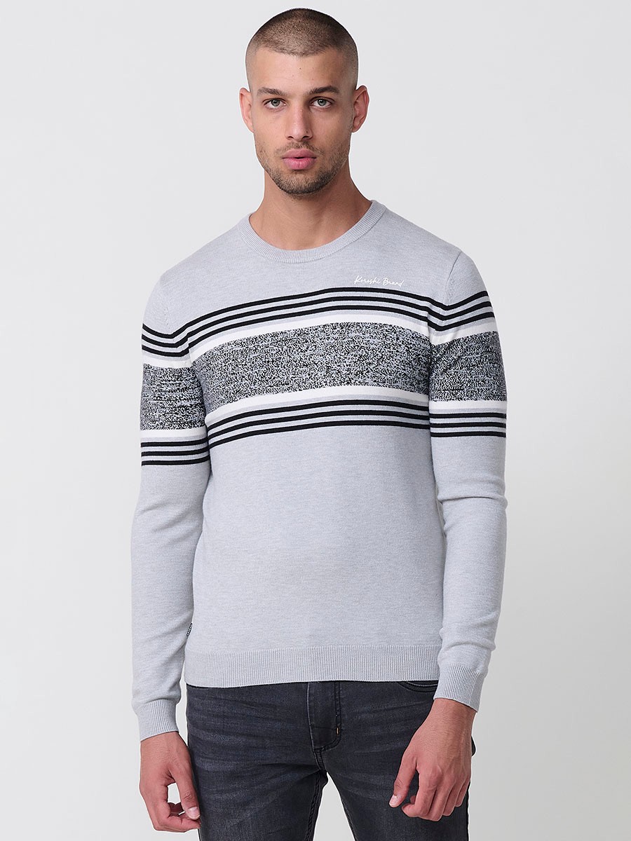 Jersey gris de hombre en tricot con cuello redondo, manga larga y detalle de rayas centrales. Mezcla de viscosa, poliamida y poliéster.