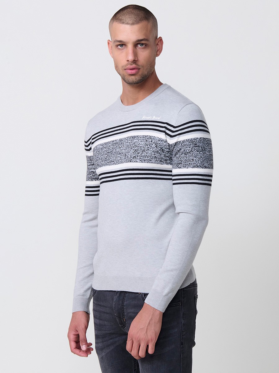 Jersey gris de hombre en tricot con cuello redondo, manga larga y detalle de rayas centrales. Mezcla de viscosa, poliamida y poliéster.