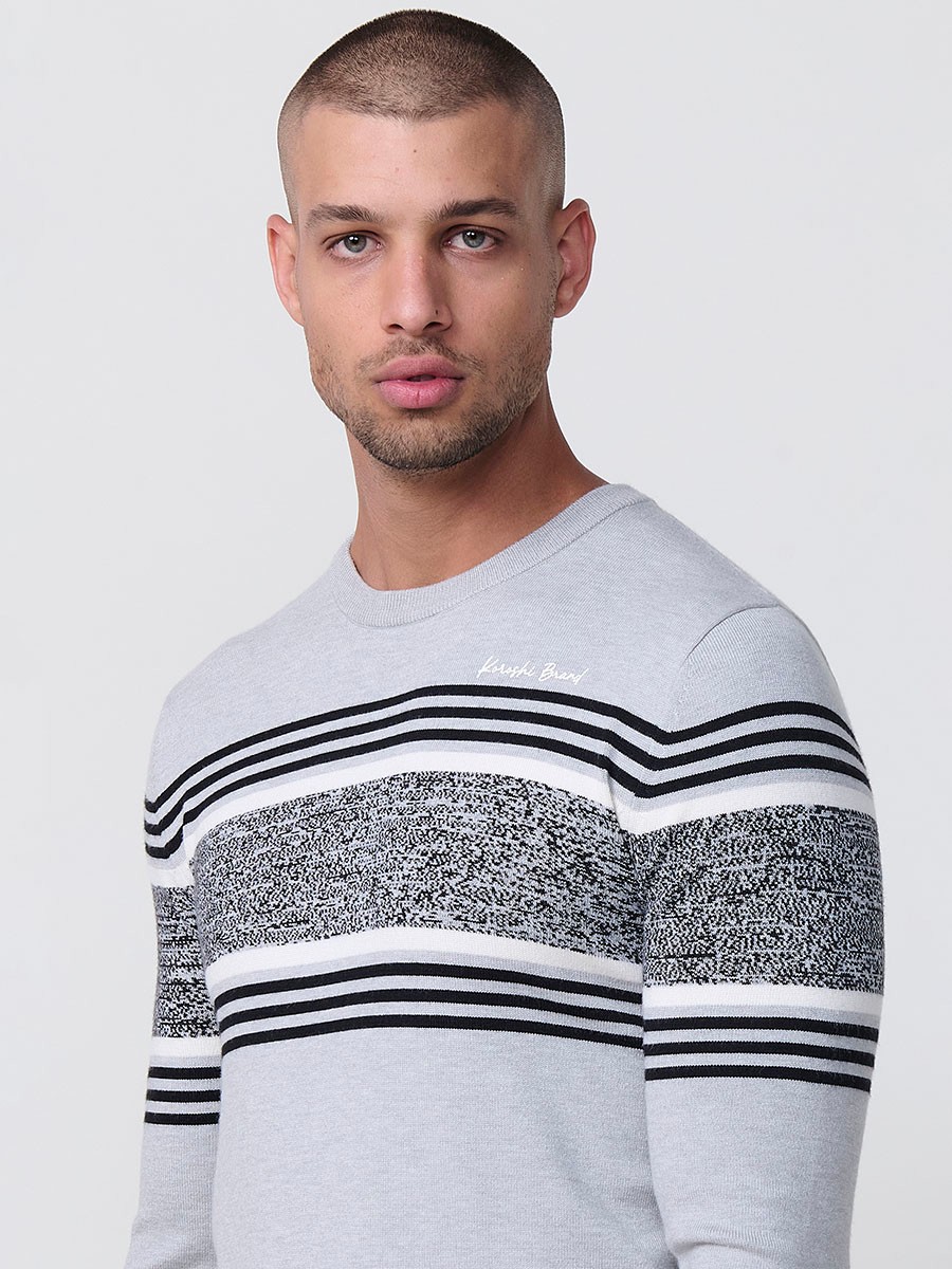 Jersey gris de hombre en tricot con cuello redondo, manga larga y detalle de rayas centrales. Mezcla de viscosa, poliamida y poliéster.