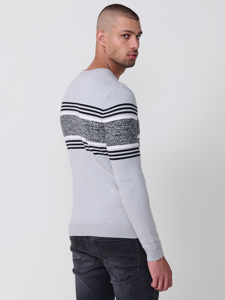 Jersey gris de hombre en tricot con cuello redondo, manga larga y detalle de rayas centrales. Mezcla de viscosa, poliamida y poliéster.