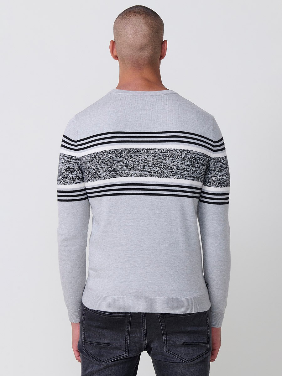 Jersey gris de hombre en tricot con cuello redondo, manga larga y detalle de rayas centrales. Mezcla de viscosa, poliamida y poliéster.