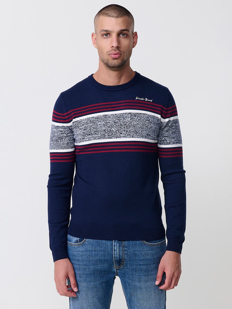 Jersey navy de hombre en tricot con cuello redondo, manga larga y detalle de rayas centrales. Mezcla de viscosa, poliamida y poliéster.