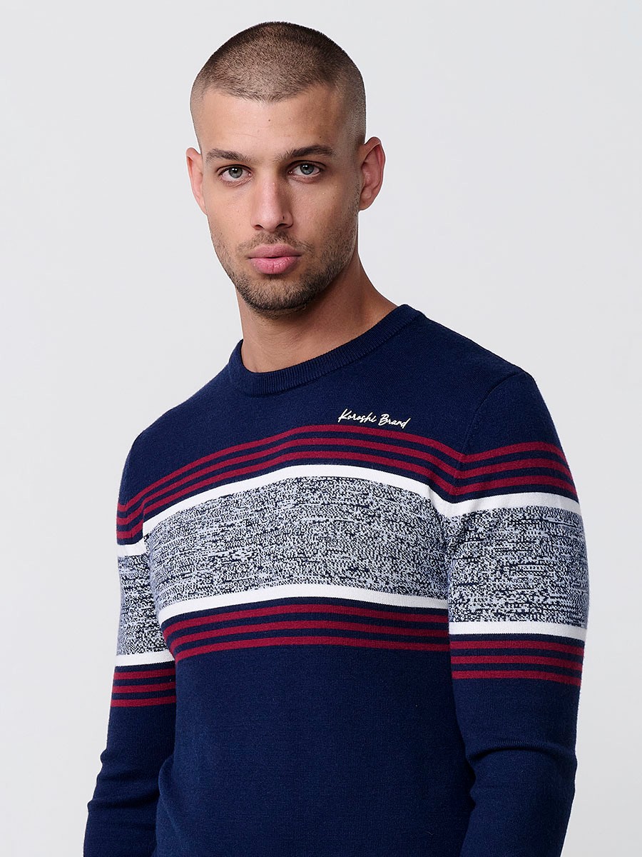 Jersey navy de hombre en tricot con cuello redondo, manga larga y detalle de rayas centrales. Mezcla de viscosa, poliamida y poliéster.