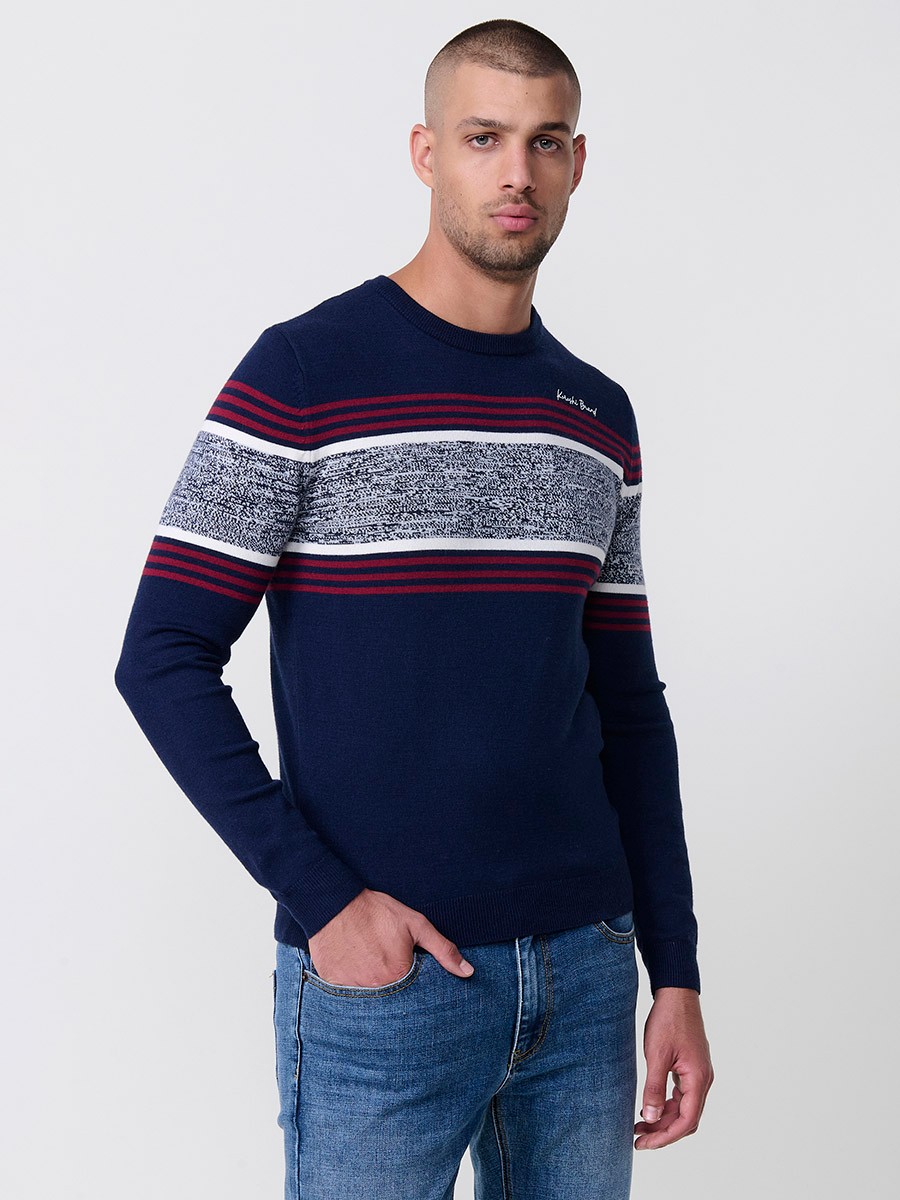 Jersey navy de hombre en tricot con cuello redondo, manga larga y detalle de rayas centrales. Mezcla de viscosa, poliamida y poliéster.