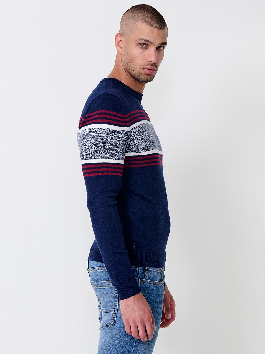 Jersey navy de hombre en tricot con cuello redondo, manga larga y detalle de rayas centrales. Mezcla de viscosa, poliamida y poliéster.