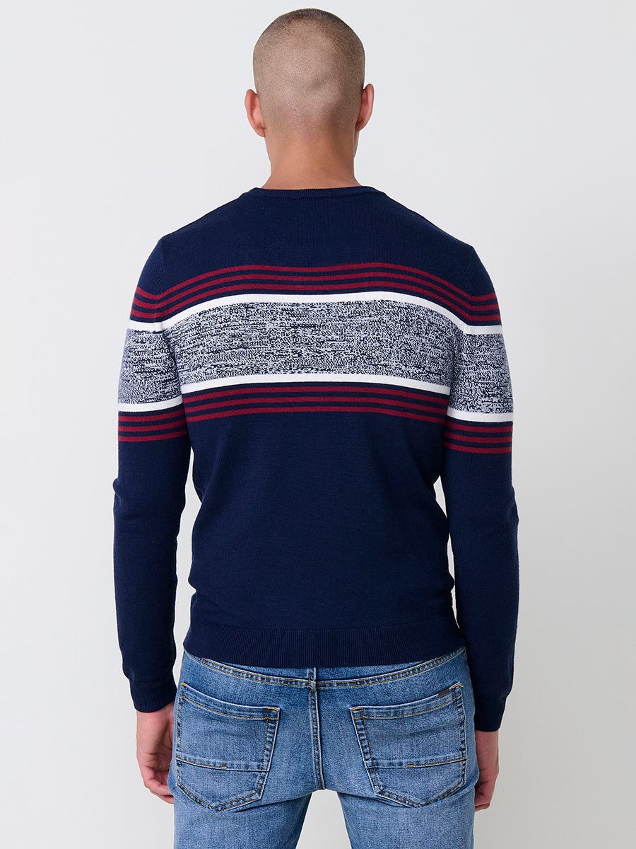 Jersey navy de hombre en tricot con cuello redondo, manga larga y detalle de rayas centrales. Mezcla de viscosa, poliamida y poliéster.