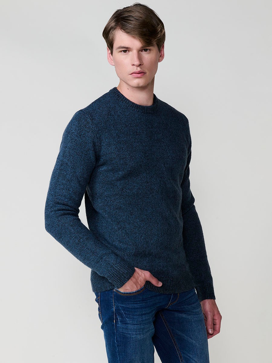 Jersey azul de hombre en tricot con cuello redondo y manga larga. Tejido mezcla de acrílico, poliamida y elastano, cómodo y moderno.
