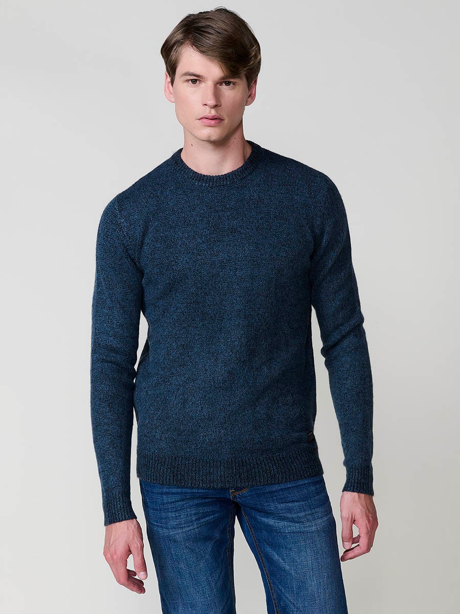 Jersey azul de hombre en tricot con cuello redondo y manga larga. Tejido mezcla de acrílico, poliamida y elastano, cómodo y moderno.