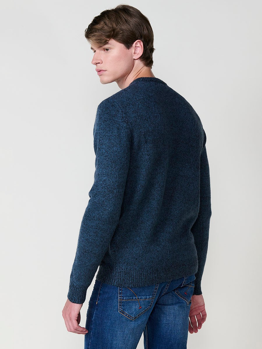 Jersey azul de hombre en tricot con cuello redondo y manga larga. Tejido mezcla de acrílico, poliamida y elastano, cómodo y moderno.