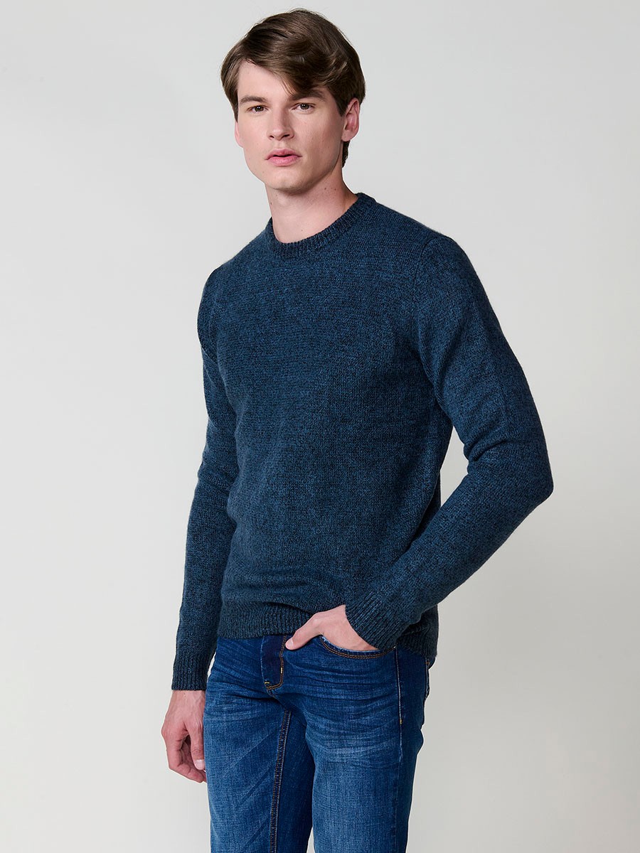 Jersey azul de hombre en tricot con cuello redondo y manga larga. Tejido mezcla de acrílico, poliamida y elastano, cómodo y moderno.