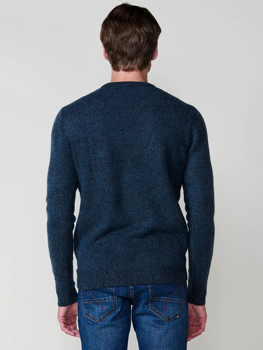 Jersey azul de hombre en tricot con cuello redondo y manga larga. Tejido mezcla de acrílico, poliamida y elastano, cómodo y moderno.
