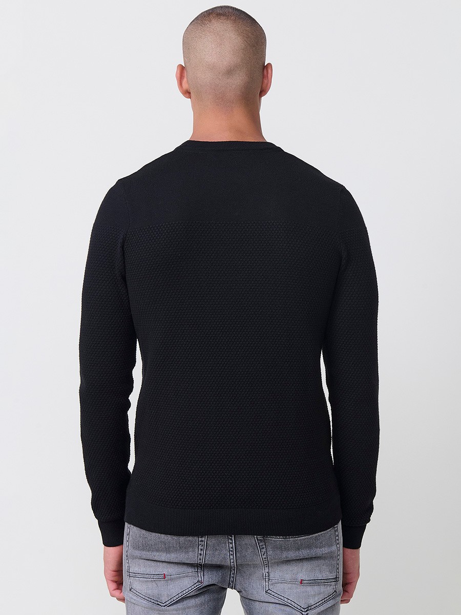 Jersey negro de hombre en tricot con cuello redondo y manga larga. Mezcla de viscosa, poliamida y poliéster, suave y versátil.