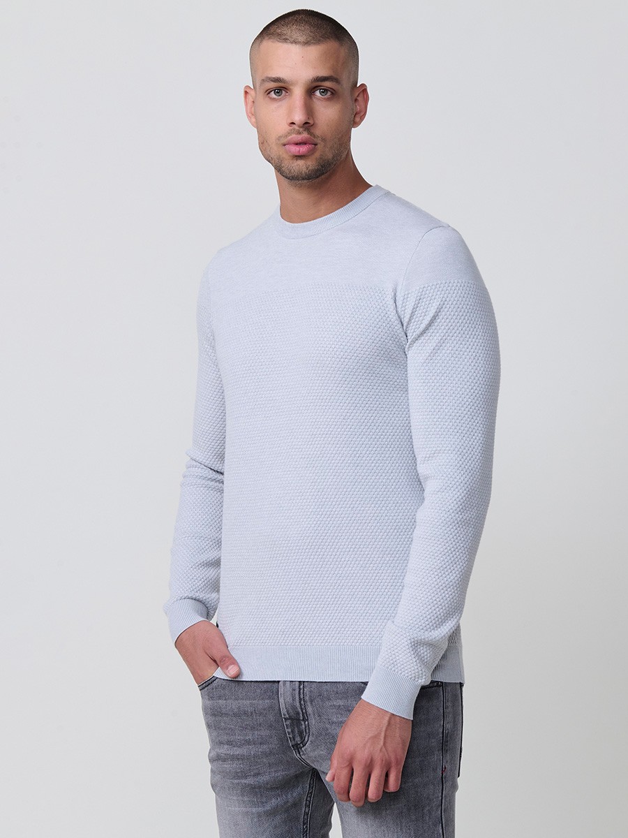 Jersey gris de hombre en tricot con cuello redondo y manga larga. Mezcla de viscosa, poliamida y poliéster, cómodo y moderno.