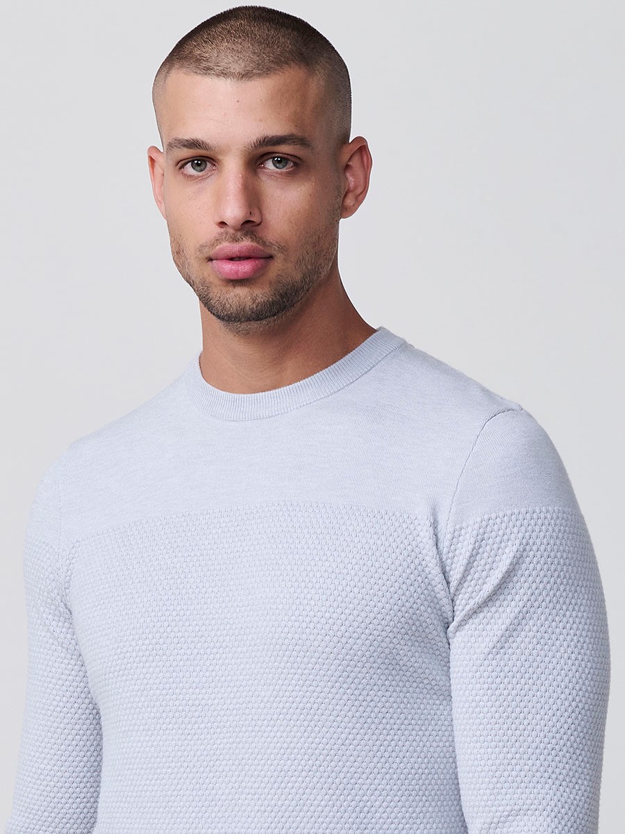 Jersey gris de hombre en tricot con cuello redondo y manga larga. Mezcla de viscosa, poliamida y poliéster, cómodo y moderno.