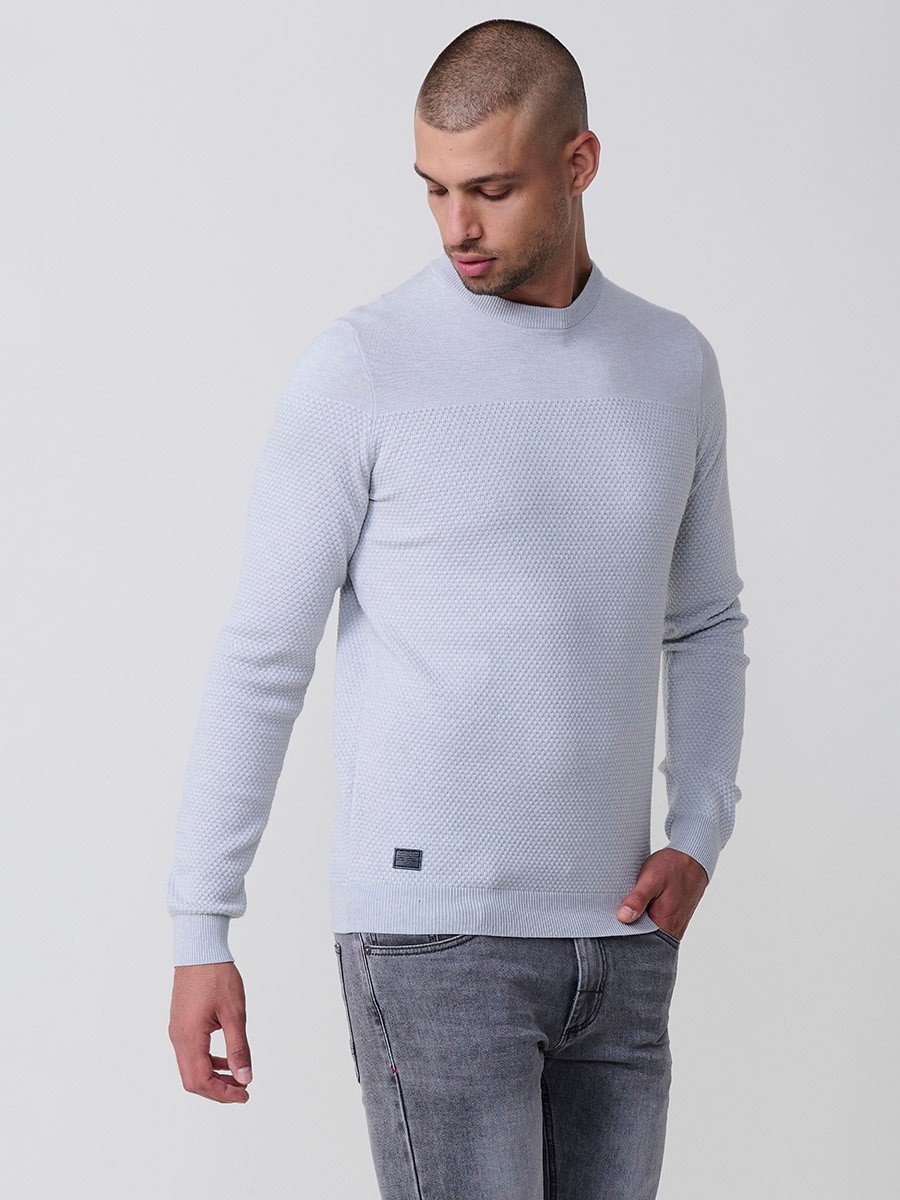 Jersey gris de hombre en tricot con cuello redondo y manga larga. Mezcla de viscosa, poliamida y poliéster, cómodo y moderno.