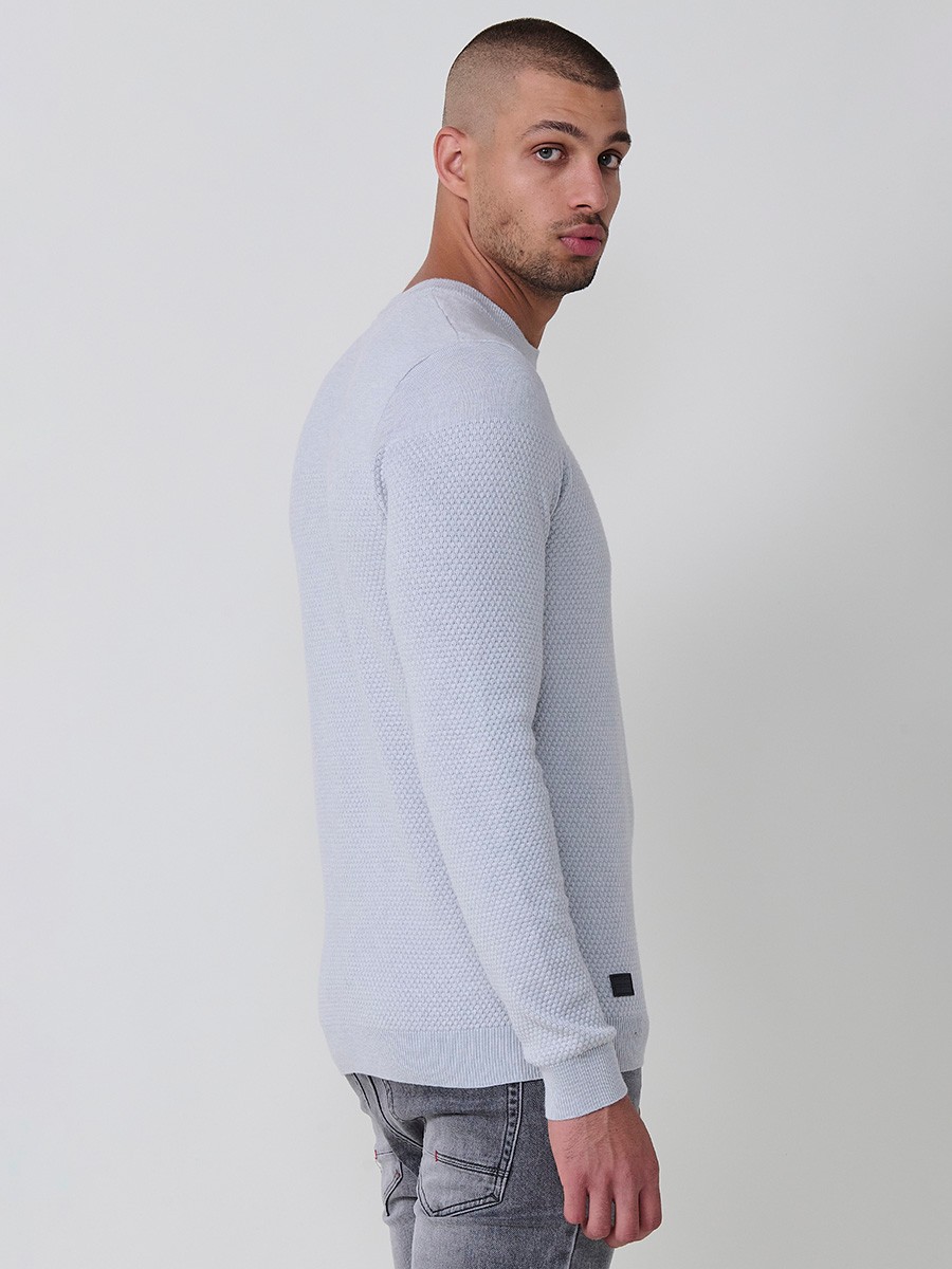 Jersey gris de hombre en tricot con cuello redondo y manga larga. Mezcla de viscosa, poliamida y poliéster, cómodo y moderno.