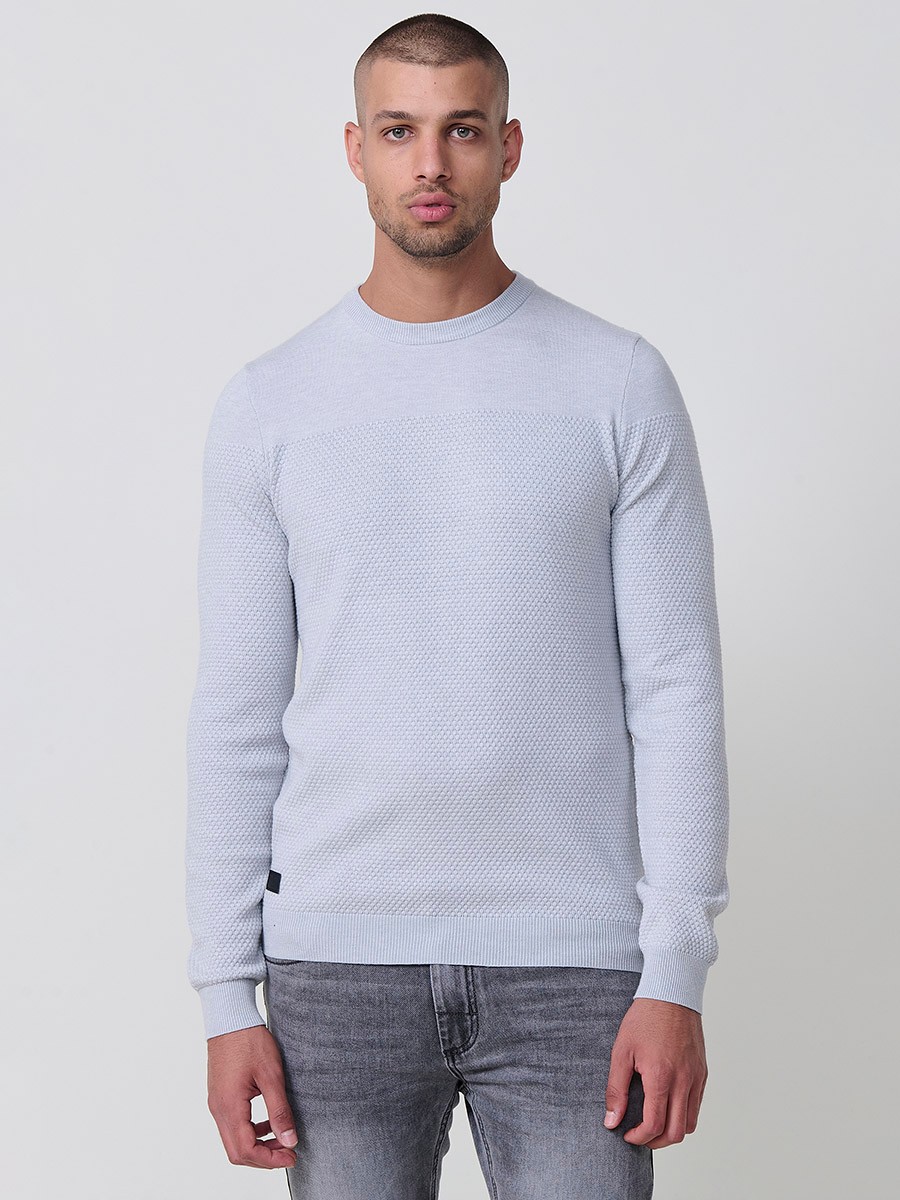 Jersey gris de hombre en tricot con cuello redondo y manga larga. Mezcla de viscosa, poliamida y poliéster, cómodo y moderno.