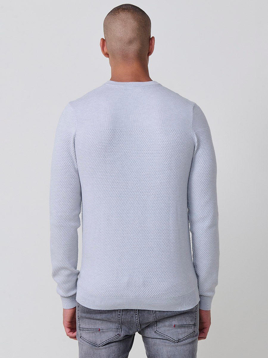 Jersey gris de hombre en tricot con cuello redondo y manga larga. Mezcla de viscosa, poliamida y poliéster, cómodo y moderno.