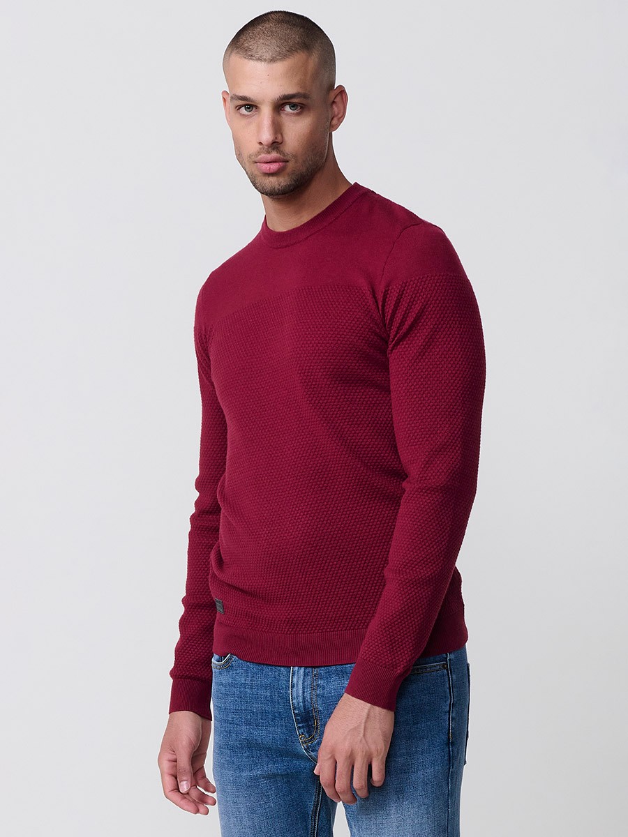 Jersey rojo de hombre en tricot con cuello redondo y manga larga. Mezcla de viscosa, poliamida y poliéster, suave, cómodo y versátil.