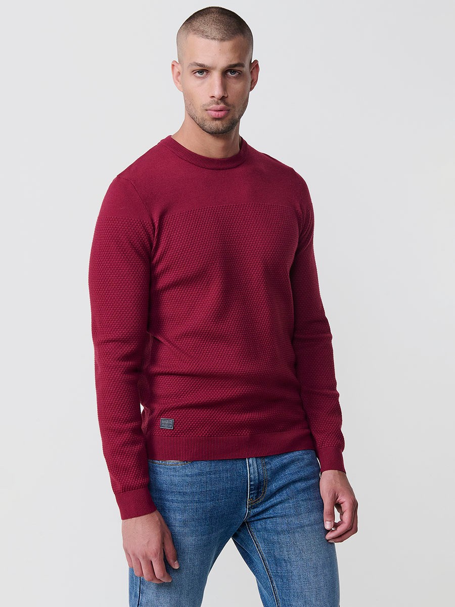 Jersey rojo de hombre en tricot con cuello redondo y manga larga. Mezcla de viscosa, poliamida y poliéster, suave, cómodo y versátil. 1