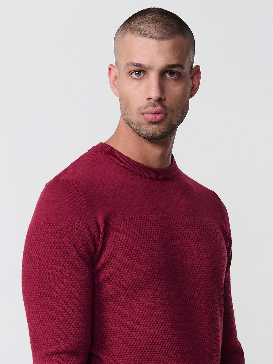 Jersey rojo de hombre en tricot con cuello redondo y manga larga. Mezcla de viscosa, poliamida y poliéster, suave, cómodo y versátil. 6