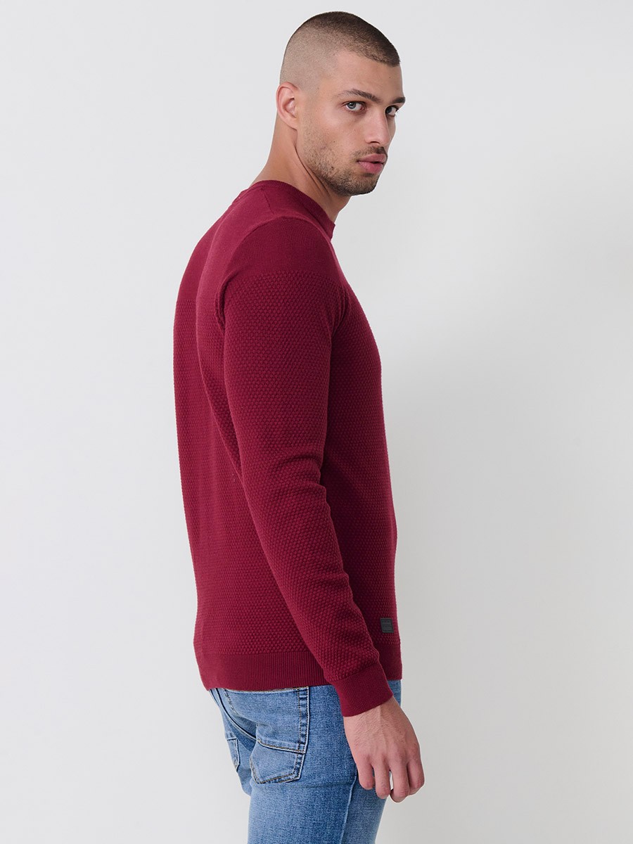 Jersey rojo de hombre en tricot con cuello redondo y manga larga. Mezcla de viscosa, poliamida y poliéster, suave, cómodo y versátil. 5