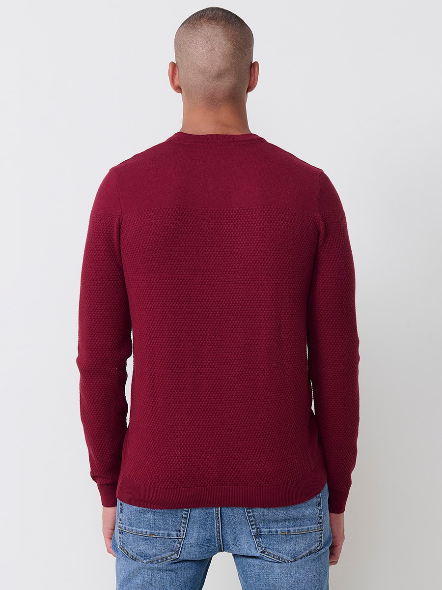 Jersey rojo de hombre en tricot con cuello redondo y manga larga. Mezcla de viscosa, poliamida y poliéster, suave, cómodo y versátil. 3