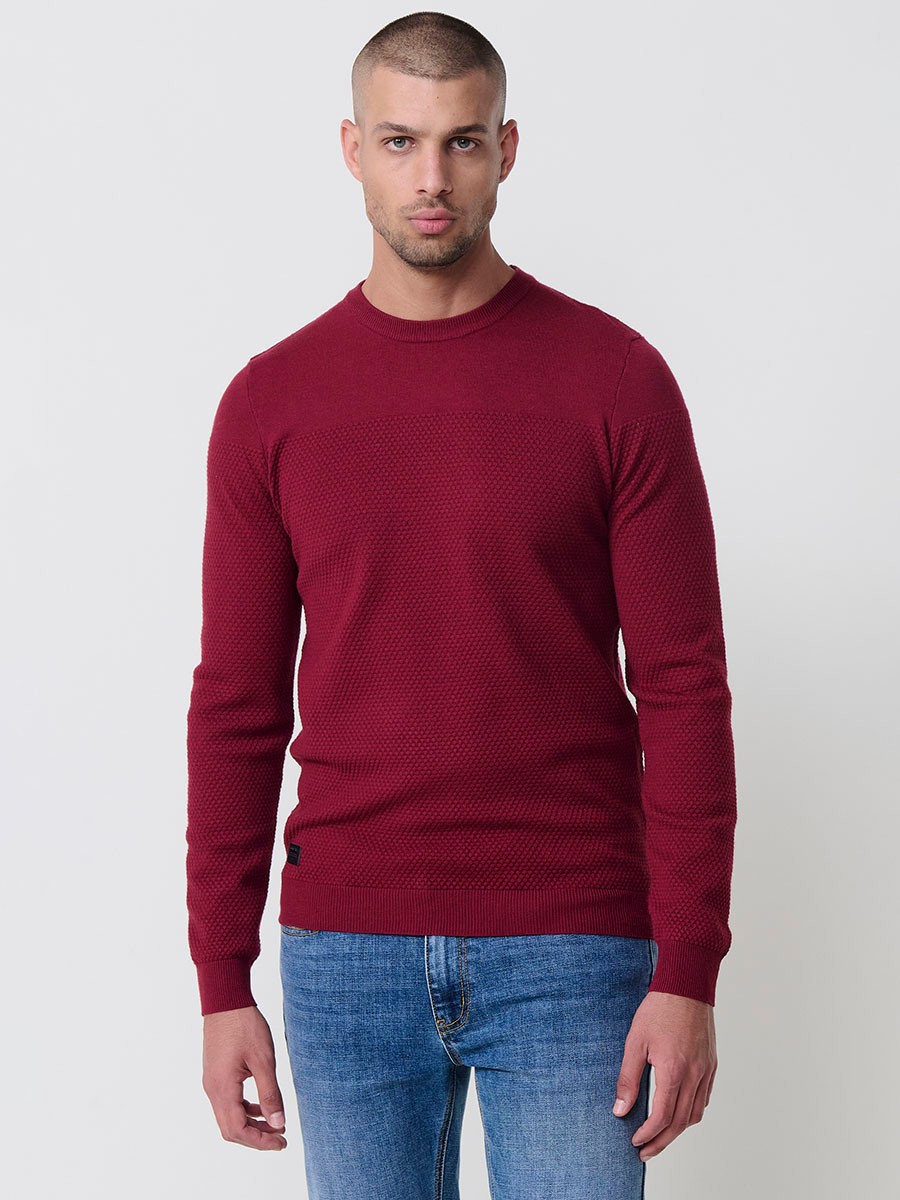 Jersey rojo de hombre en tricot con cuello redondo y manga larga. Mezcla de viscosa, poliamida y poliéster, suave, cómodo y versátil. 4