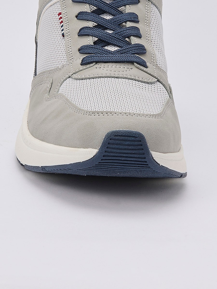 Zapatillas de deporte de hombre en color gris con cordones, confeccionadas en poliuretano y poliéster para estilo, resistencia y comodidad.