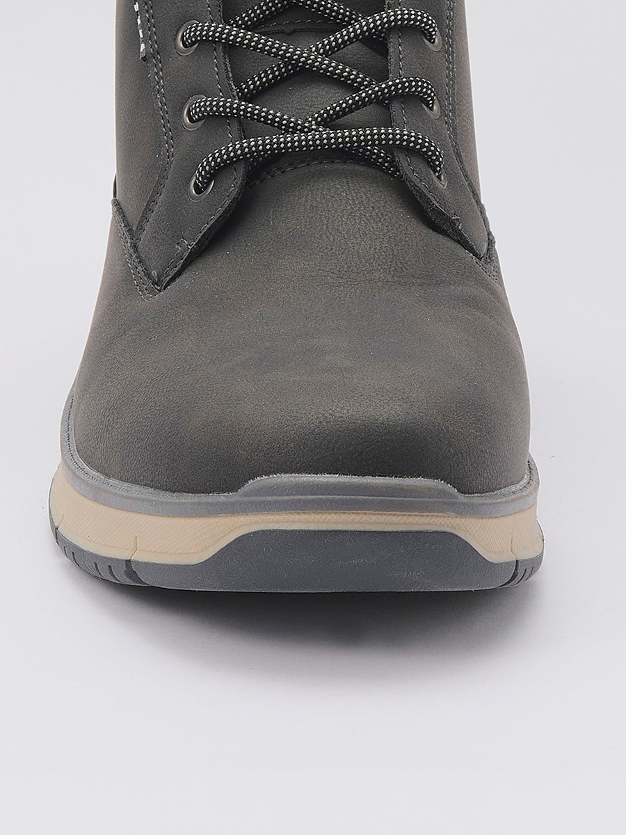 Botín de hombre en color negro con cordones, confeccionado en poliuretano y poliéster. Diseño moderno, resistente y versátil para el día a día.