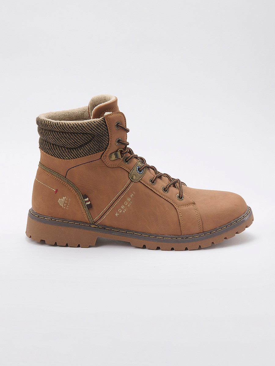 Bottes homme marron à tige haute avec lacets. Extérieur synthétique et textile, doublure 100 % textile. Robustes et polyvalentes.