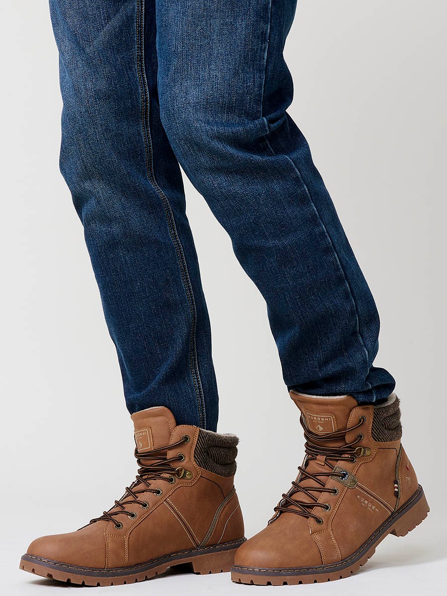 Bottes homme marron à tige haute avec lacets. Extérieur synthétique et textile, doublure 100 % textile. Robustes et polyvalentes.