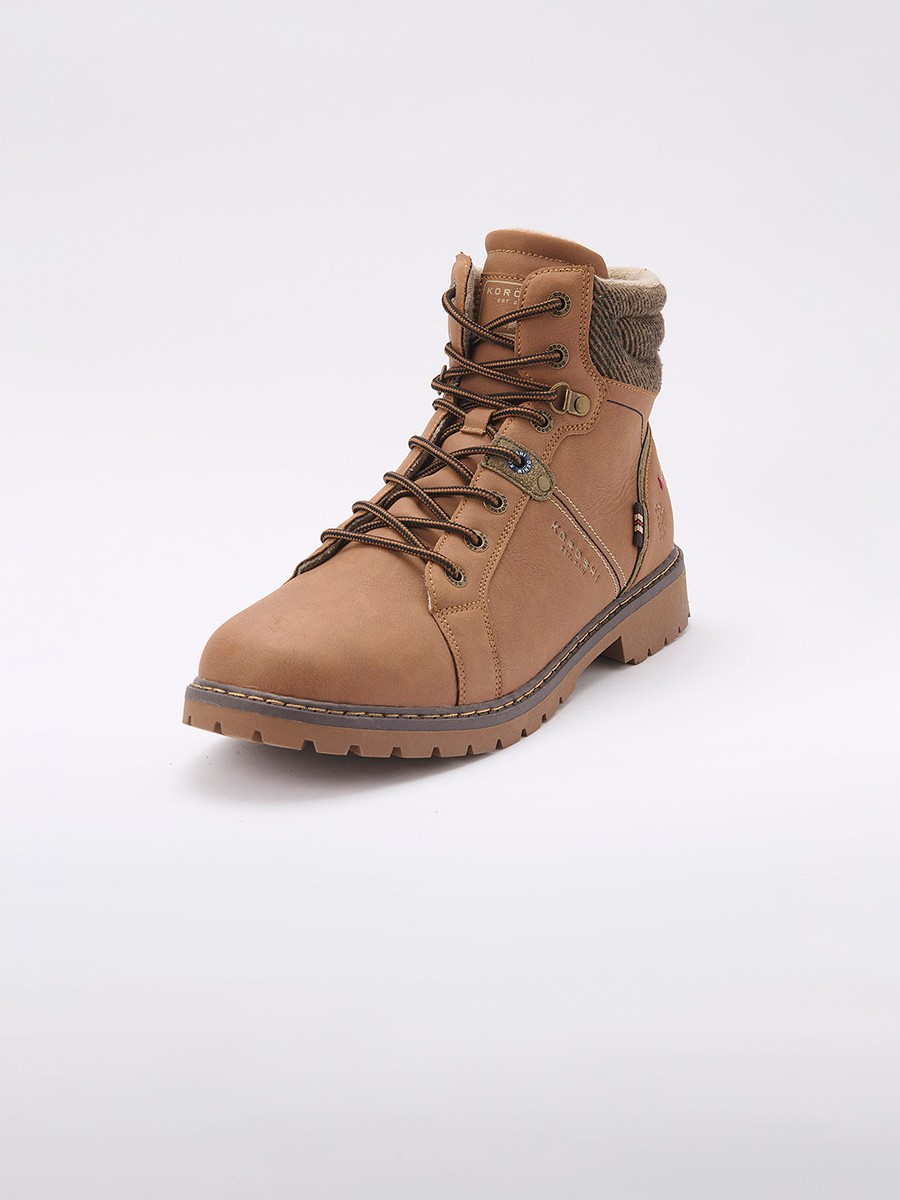 Bottes homme marron à tige haute avec lacets. Extérieur synthétique et textile, doublure 100 % textile. Robustes et polyvalentes.