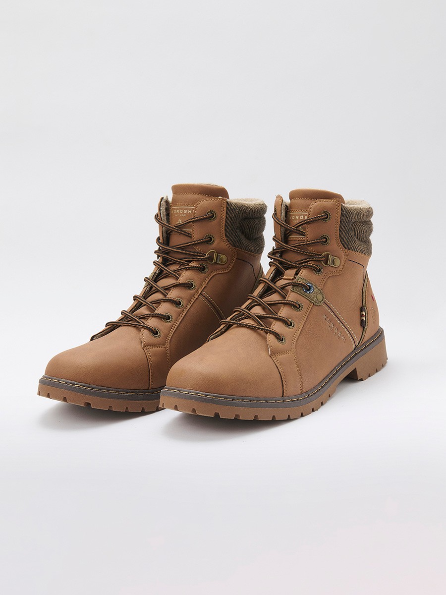 Bottes homme marron à tige haute avec lacets. Extérieur synthétique et textile, doublure 100 % textile. Robustes et polyvalentes.