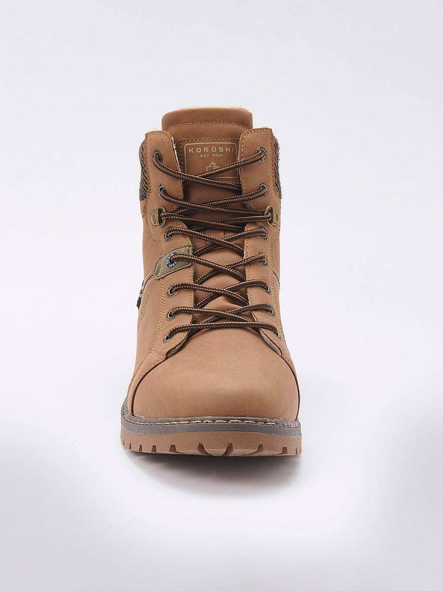 Bottes homme marron à tige haute avec lacets. Extérieur synthétique et textile, doublure 100 % textile. Robustes et polyvalentes.
