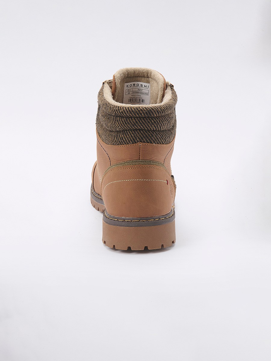 Bottes homme marron à tige haute avec lacets. Extérieur synthétique et textile, doublure 100 % textile. Robustes et polyvalentes.