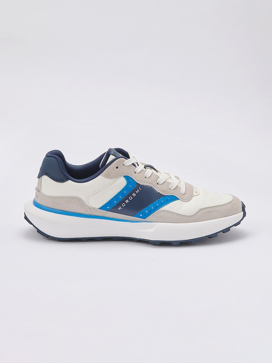 Baskets blanches pour homme avec lacets. En polyuréthane et polyester, confortables, légères et polyvalentes.