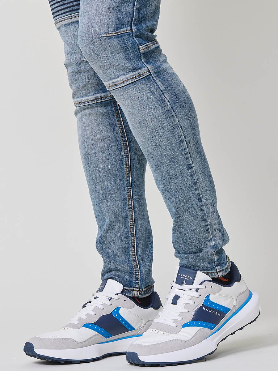 Baskets blanches pour homme avec lacets. En polyuréthane et polyester, confortables, légères et polyvalentes.